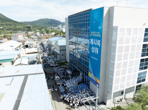 Many congregants came out to welcome Chairman Lee at the ‘2024 Shincheonji Revelation Fulfillment Evidence Preaching Event’ held on the 25th at the Shincheonji Masan Church.