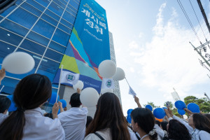 Many congregants came out to greet attendees at the ‘2024 Shincheonji Revelation Fulfillment Evidence Preaching Event’ held on the 25th at the Shincheonji Masan Church.