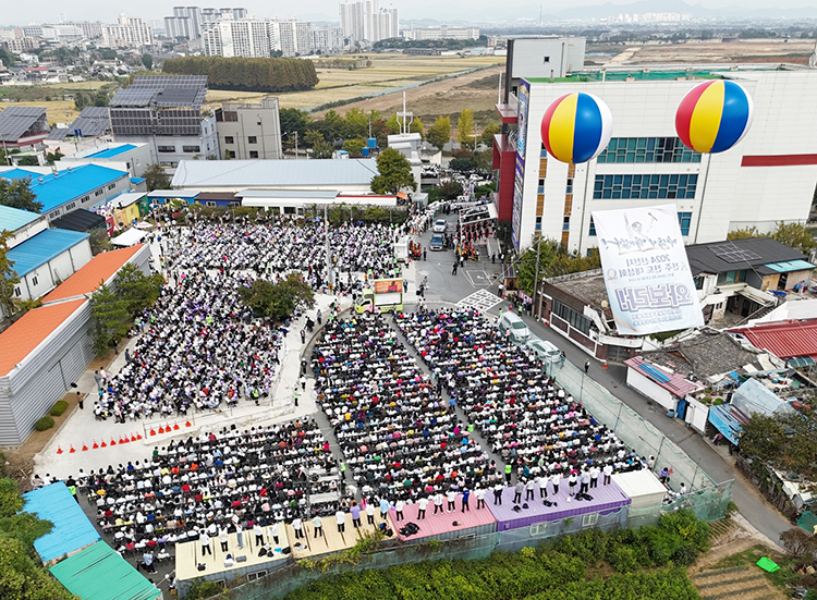 A large crowd gathered to listen to Chairman Lee Man-hee's lecture at the Shincheonji Jeonju Word Seminar held at Shincheonji Jeonju Church on the 13th