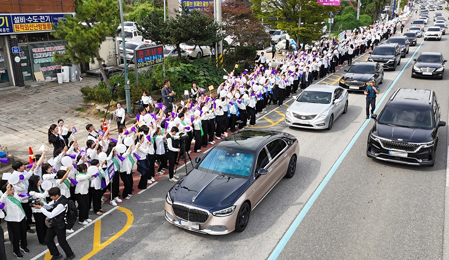 Attendees welcoming Chairman Lee Man-hee at the Shincheonji Jeonju Word Seminar held at Shincheonji Jeonju Church on the 13th