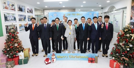 ▲ On December 25, Chairman Lee Man-hee and the 12 tribe leaders pose for a commemorative photo during the “Christmas Commemoration Service” held at Shincheonji Suwon Church in Jangan-gu, Suwon, Gyeonggi Province. © Shincheonji Church of Jesus