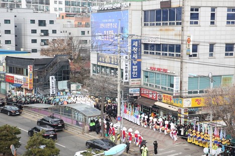 ▲ On December 25, congregants form a welcoming line during the “Christmas Commemoration Service” held at Shincheonji Suwon Church in Jangan-gu, Suwon, Gyeonggi Province. © Shincheonji Church of Jesus