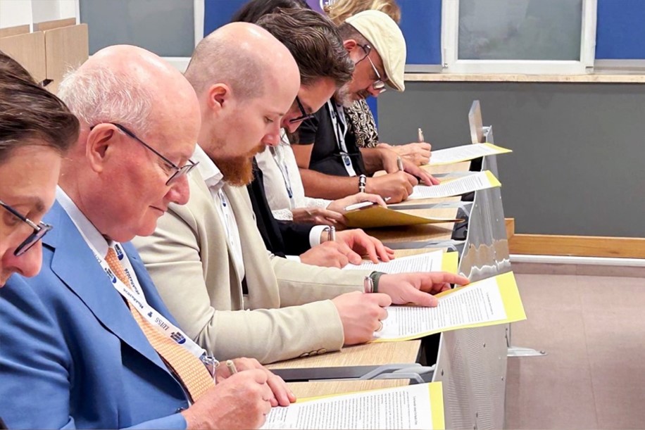 Religious scholars signing an appeal requesting an end to Chairman Lee’s detention. Religious scholars signing an appeal requesting an end to Chairman Lee’s detention.